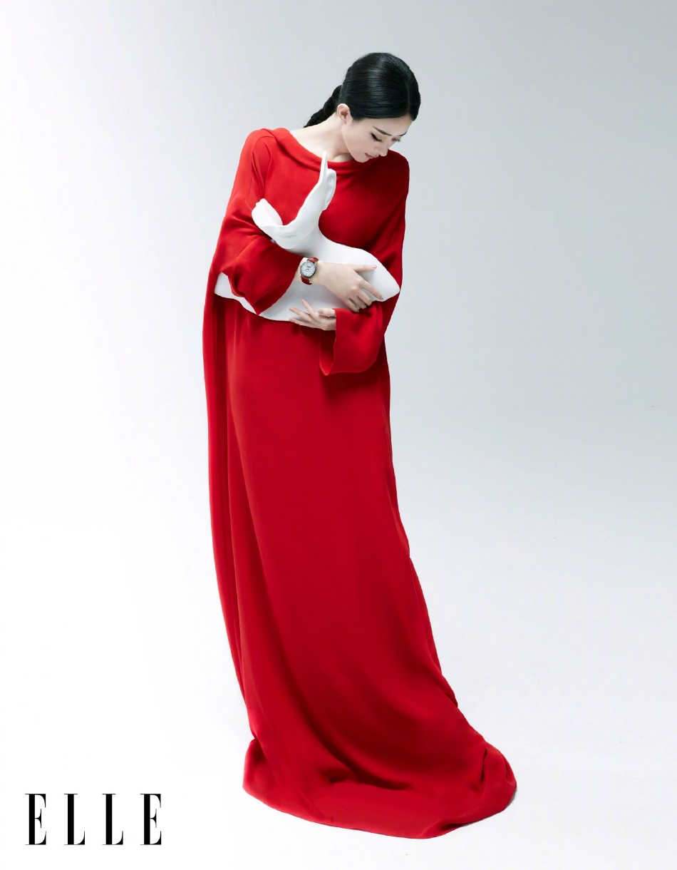 组图：赵丽颖穿大领口外衣秀天鹅颈 妆容精致红黑造型显清冷气质