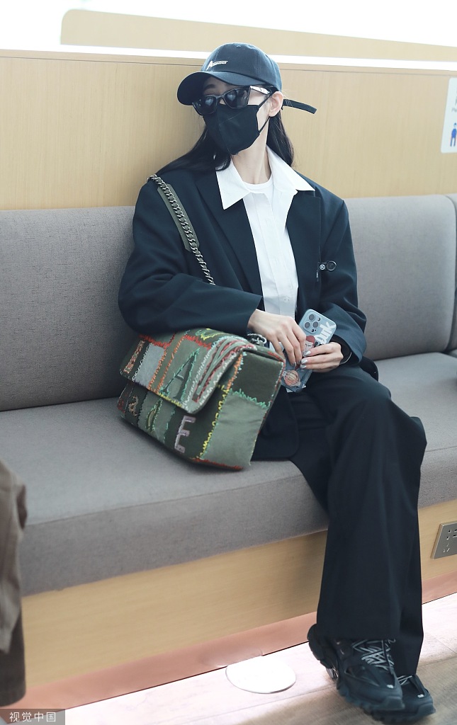组图:张天爱一身黑白穿搭现身机场 戴墨镜口罩走路带风好酷飒