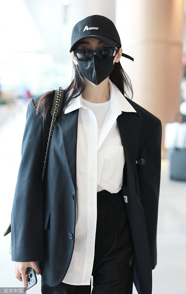 组图:张天爱一身黑白穿搭现身机场 戴墨镜口罩走路带风好酷飒