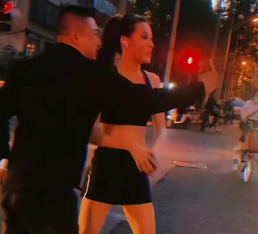 组图：谷爱凌街头跑步被路人要求合影欲走却被拦下表情惊慌第1张图片