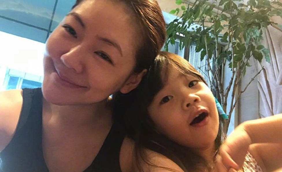 组图：许老三晒美照秀长腿被网友催出道小S霸气回应称“不行”第9张图片