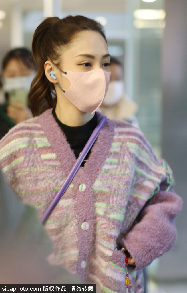 组图:阿娇现身机场好随和 着紫色毛衣外套搭配牛仔裤不失时尚