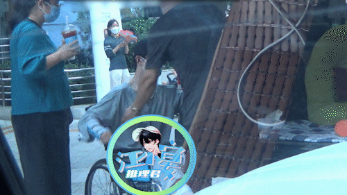 组图：郭俊辰坐轮椅现身医院 手臂和腿绑着夹板引担心