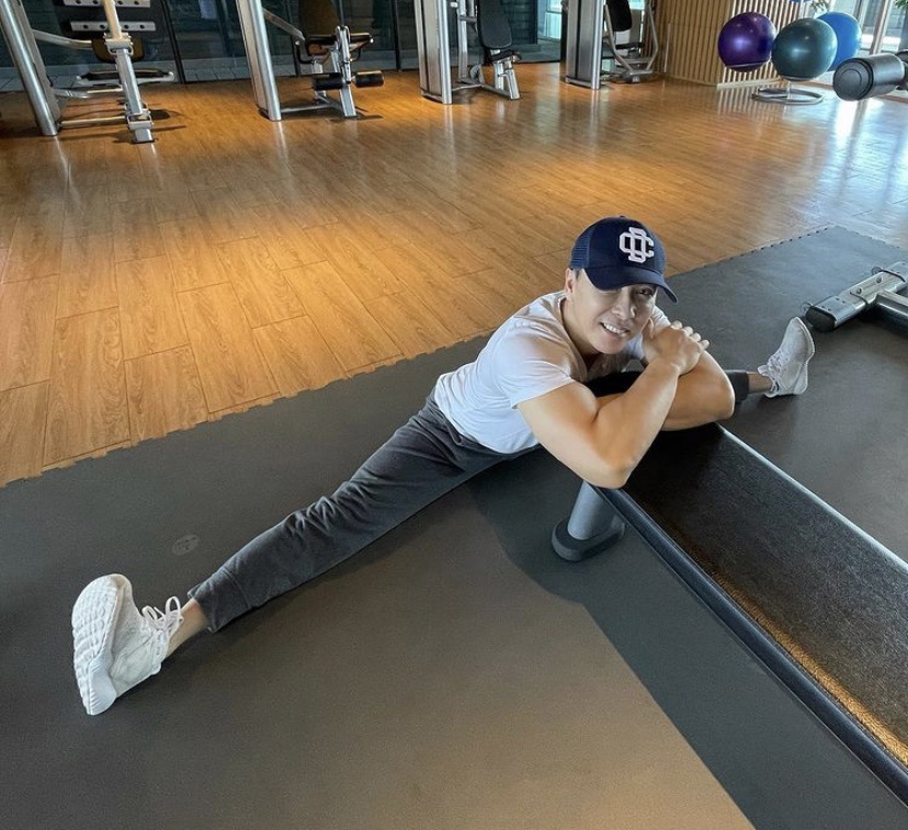 组图:厉害了!57岁甄子丹晒健身房一字马造型