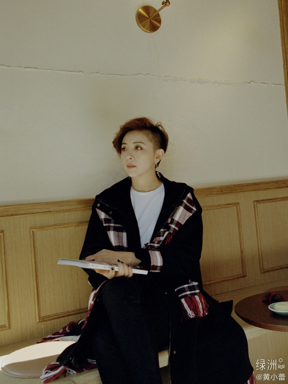 组图帅气黄小蕾晒最新短发造型穿衬衫露锁骨好a