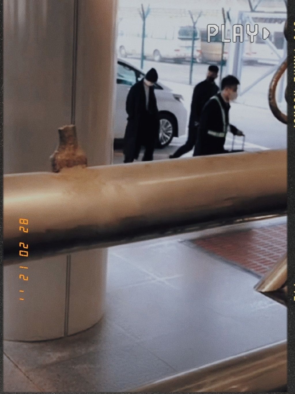 组图：王俊凯身穿黑色大衣现身机场 头戴毛线帽走路带风好帅气