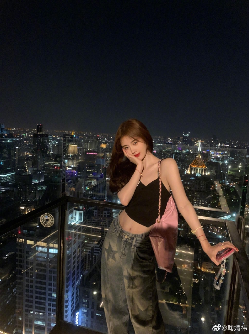 组图：鞠婧祎晒夜景质感随拍 穿露脐装搭配牛仔裤随性甜美