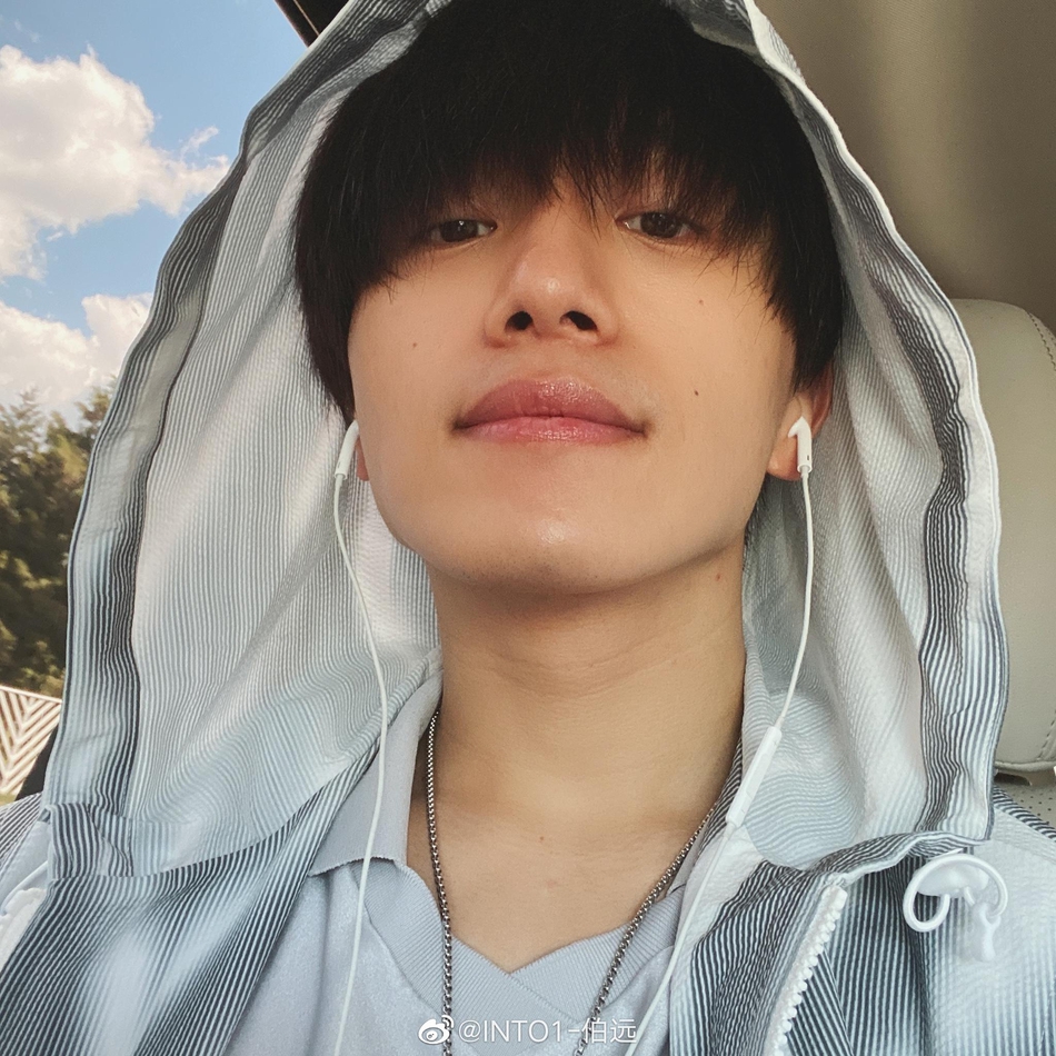 组图:into1成员伯远晒十八宫格照片 怼脸拍卖萌好可爱