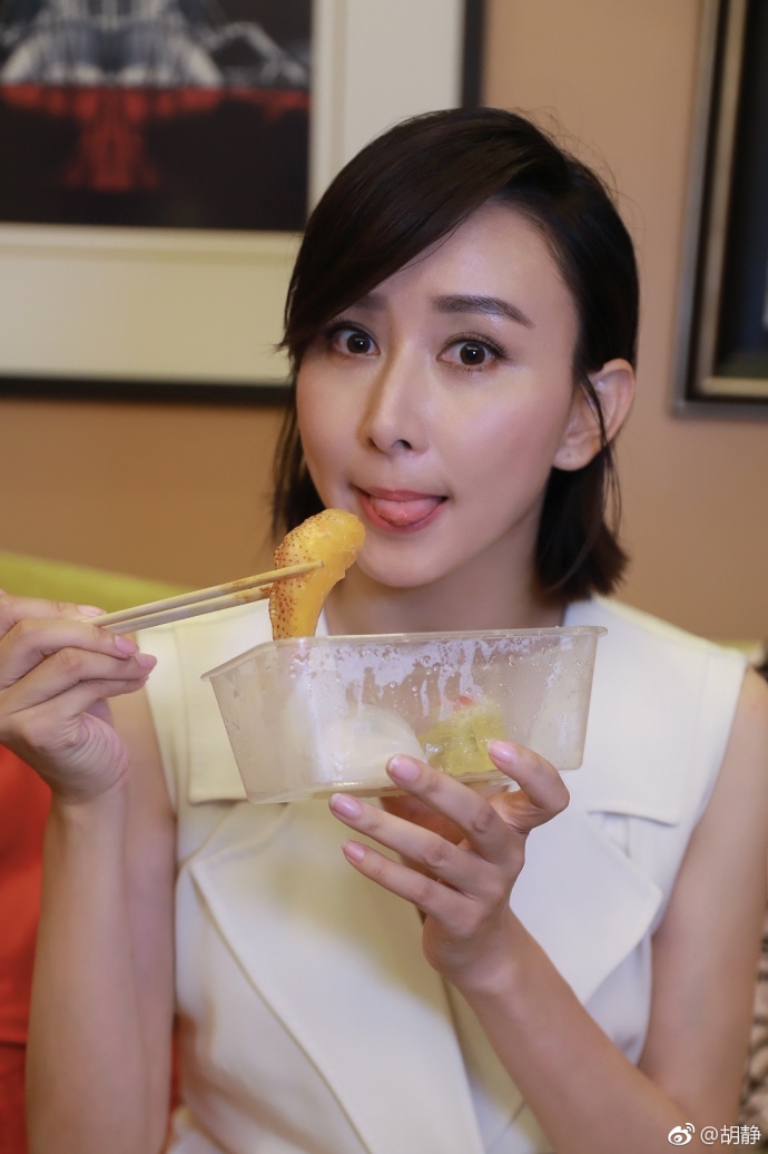 组图:胡静吃外卖俏皮舔唇 一脸享受可爱满分