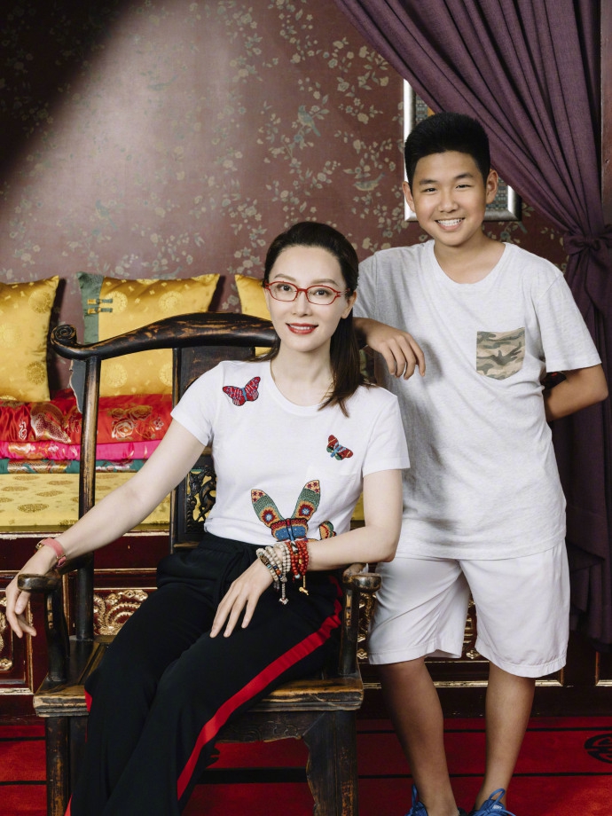 新浪娱乐讯 7月12日,陈数微博晒出家人儿女照片,她一身刺绣t恤与儿子