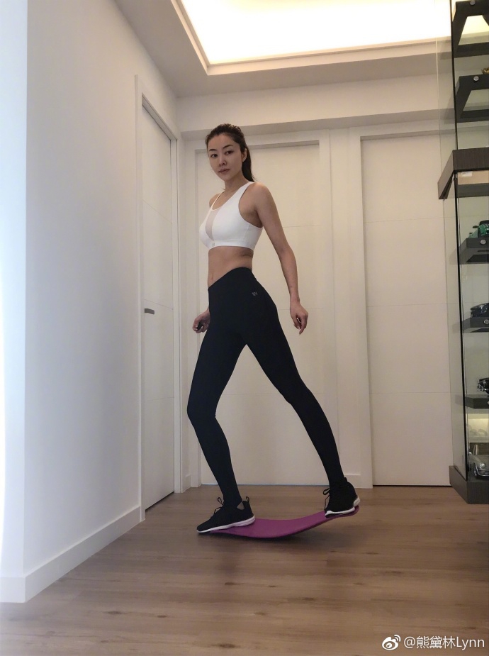 组图:熊黛林在家健身显凹凸身材 紧身运动装露长腿蛮腰