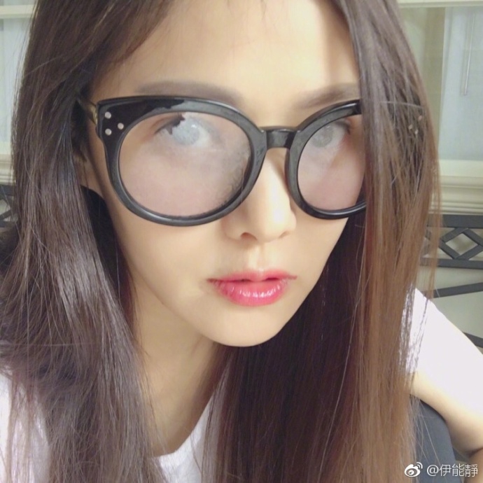 组图:伊能静戴超大黑框眼镜 低调清新似学生妹