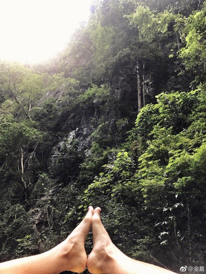 组图:金晨用脚向大自然比心 长直白美腿养眼_高清图集_新浪网