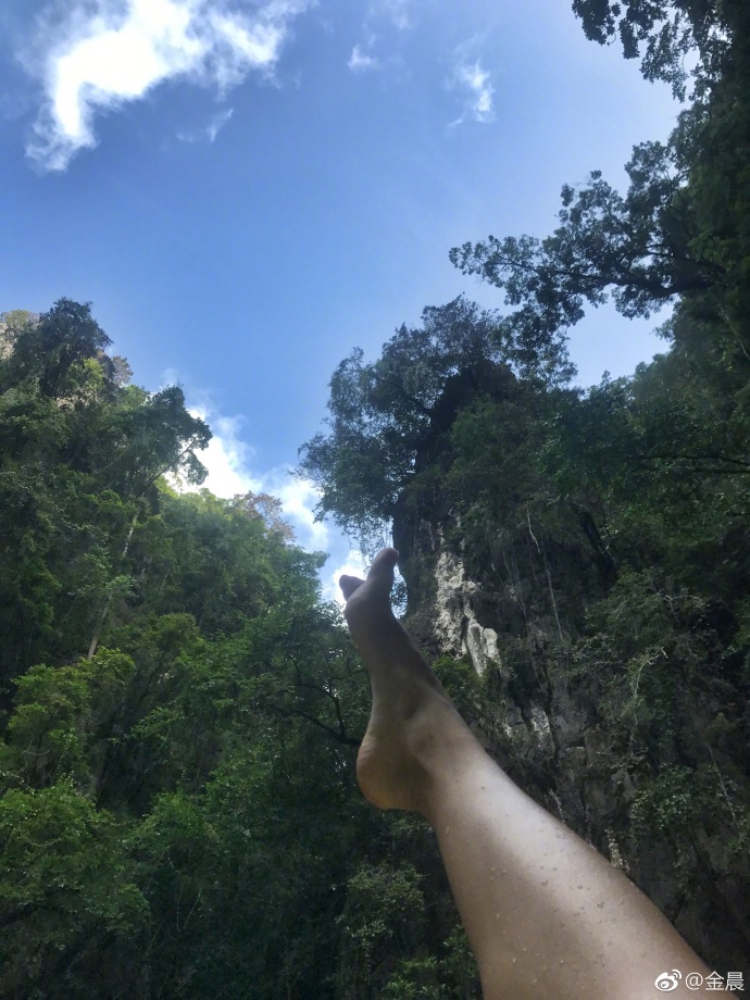 组图:金晨用脚向大自然比心 长直白美腿养眼