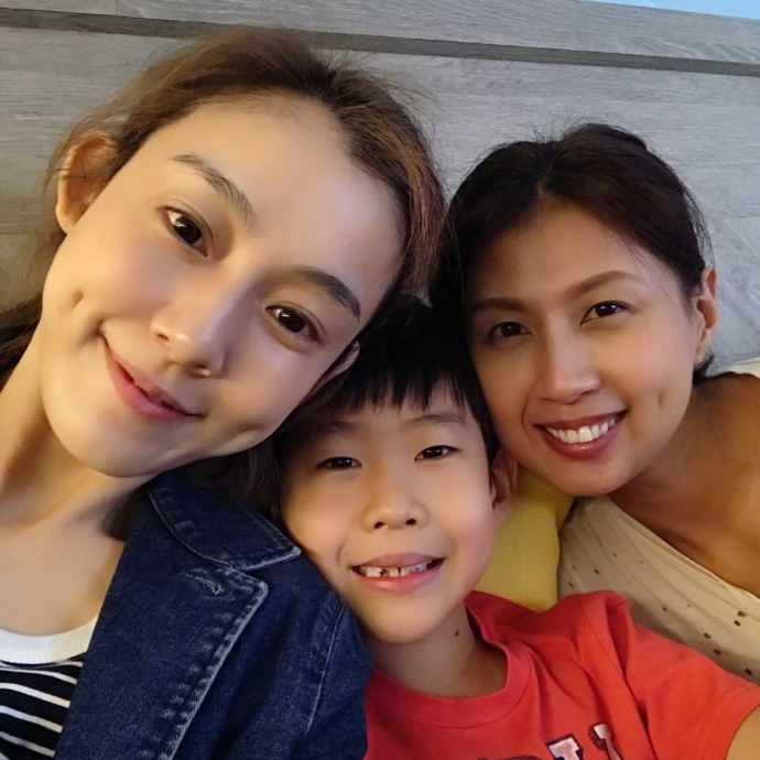范玮琪晒娃双胞胎飞翔兄弟