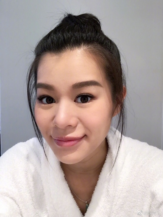 组图:准妈妈胡杏儿孕期开工晒自拍 皮肤白嫩气色好