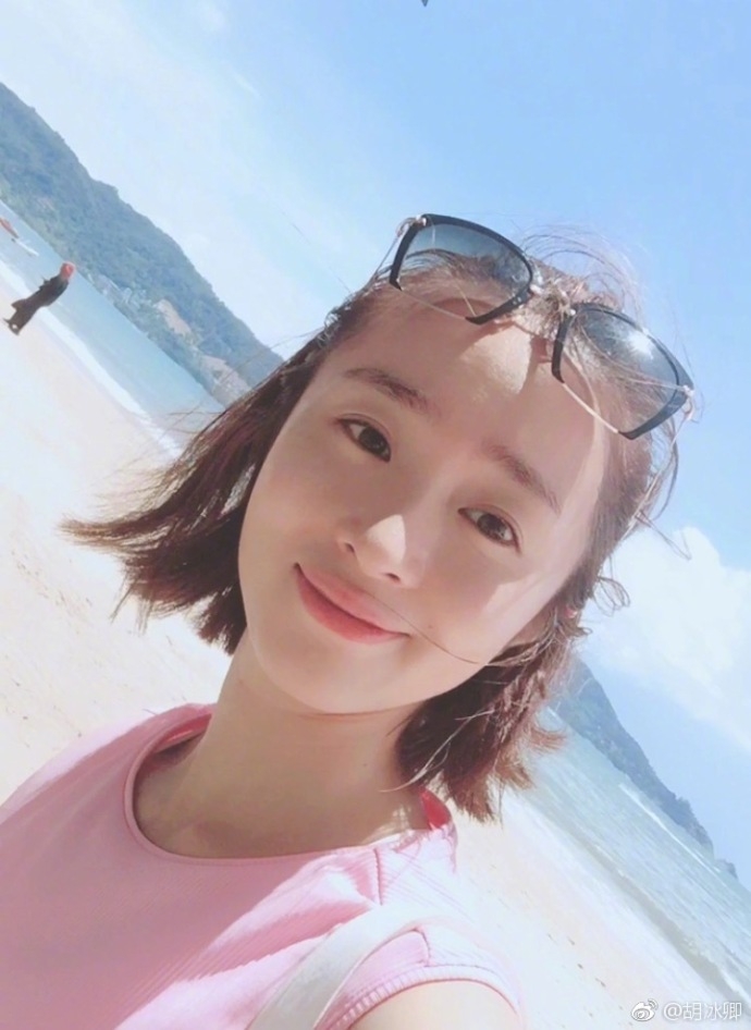 组图:胡冰卿海边度假晒自拍 穿粉衣人也超粉嫩