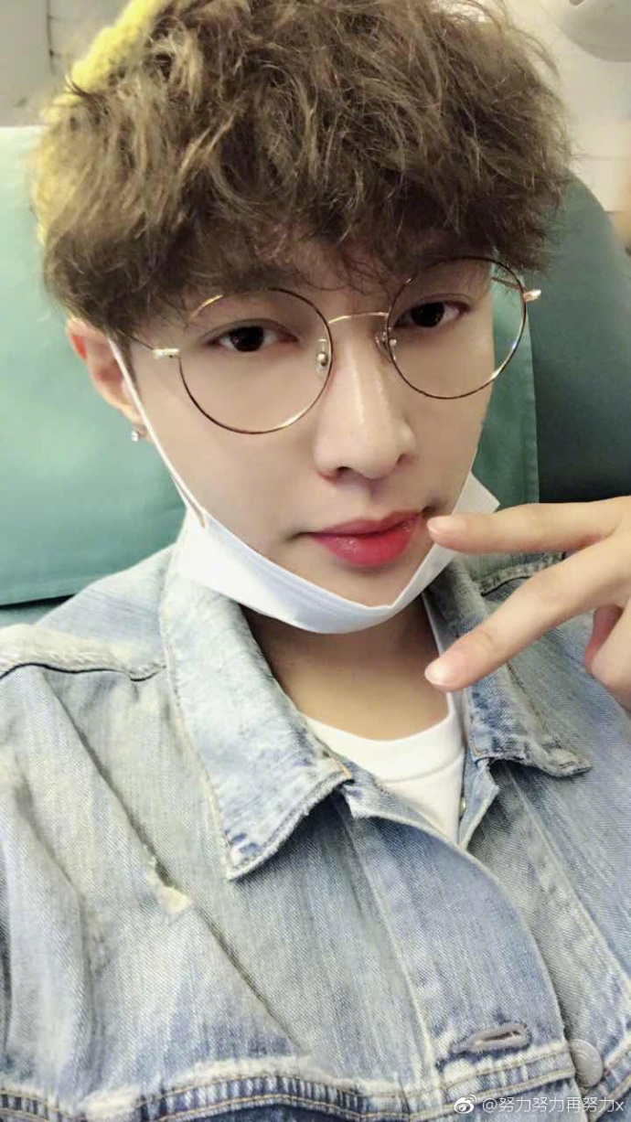 组图:张艺兴机上自拍秀v脸 肤白唇红青春少年