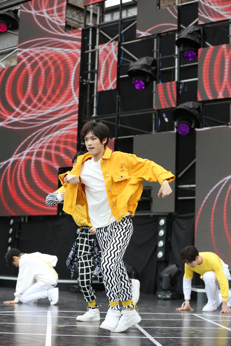 组图:tf家族亮相粉丝嘉年华 做游戏为队友扎小辫萌翻粉丝