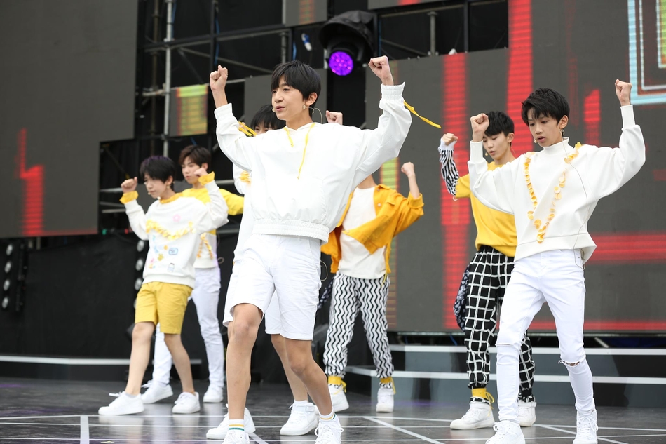 组图:tf家族亮相粉丝嘉年华 做游戏为队友扎小辫萌翻粉丝