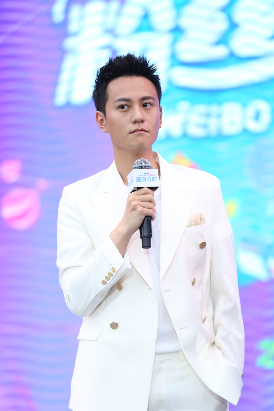 新浪娱乐全程视频直播,微博直播.图为秦俊杰登台亮相,一袭白衣