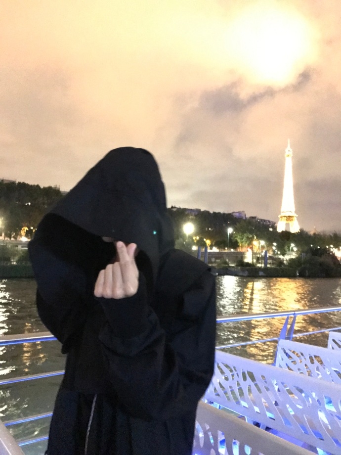 彭于晏身披豹纹披肩巴黎街头走秀 帅气比心撩到不行