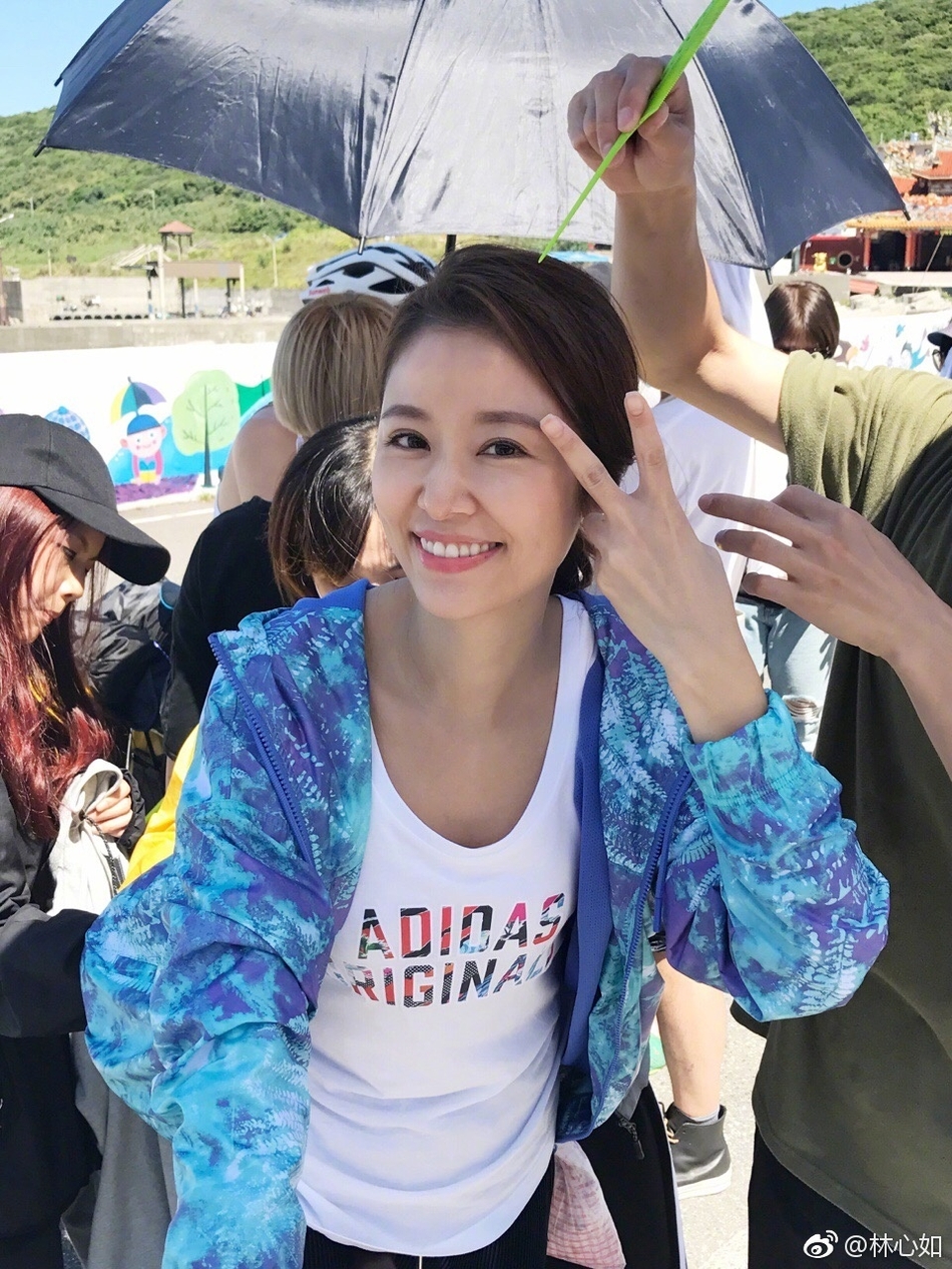 组图:林心如素颜出镜笑容甜美 脸颊泛红好似少女