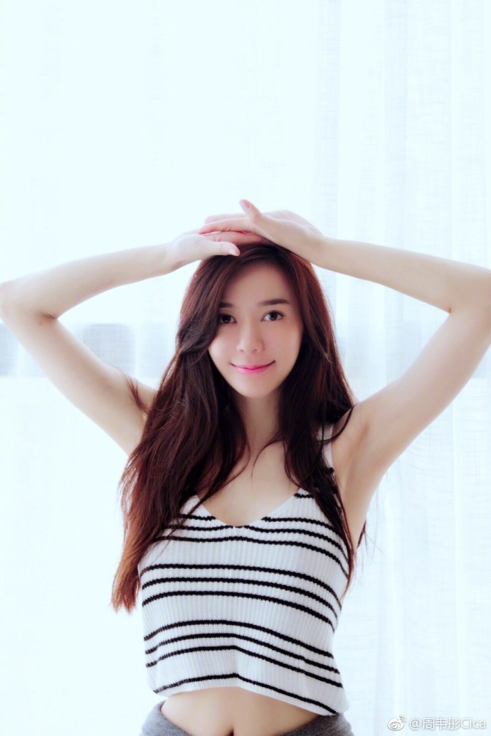 组图:周韦彤穿运动背心锁骨抢镜 皮肤白嫩秀诱人蛇腰