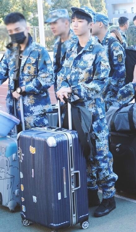 组图:王俊凯军训照曝光 一身迷彩军装表情认真严肃