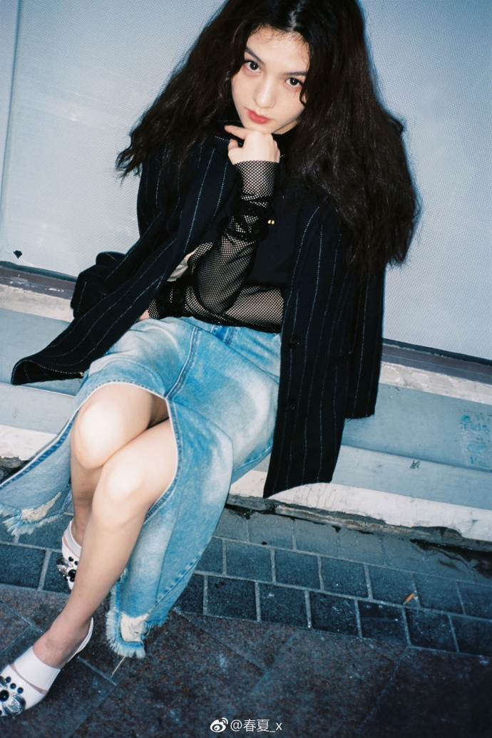 组图:影后春夏晒时尚大片 西装外套加牛仔裙眼神深邃