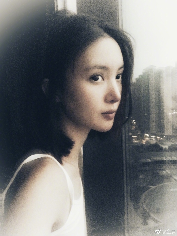 金晨身穿吊带衫窗前垂眸扶额