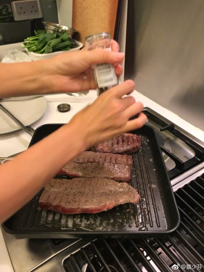 27:13 1 / 6 新浪娱乐讯 10月16日,蔡少芬微博晒出一组亲自下厨的照片