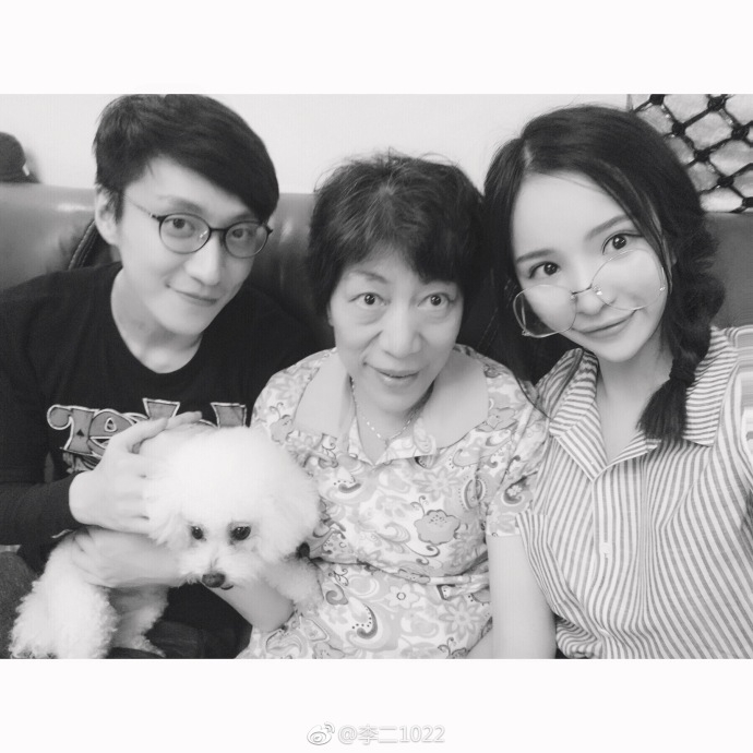 疑乔任梁前女友深夜晒生前合照 深情怀念"最爱的你"