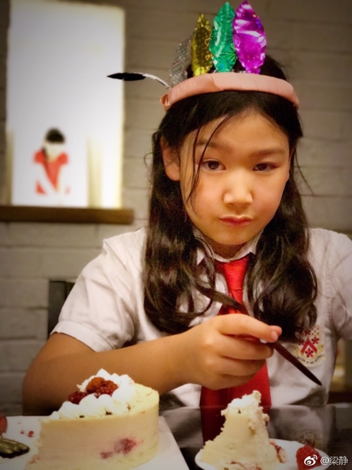 组图:管虎梁静10岁女儿近照曝光 性子搞怪似想当谐星