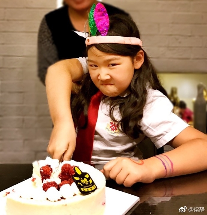 管虎梁静10岁女儿近照曝光 性子搞怪似想当谐星