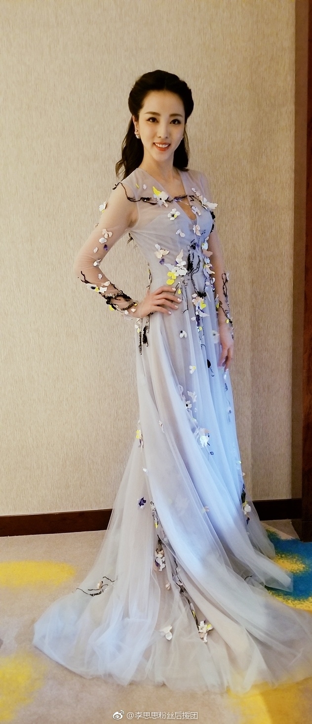 组图央视主播李思思薄纱长裙曳地立体印花仙气十足