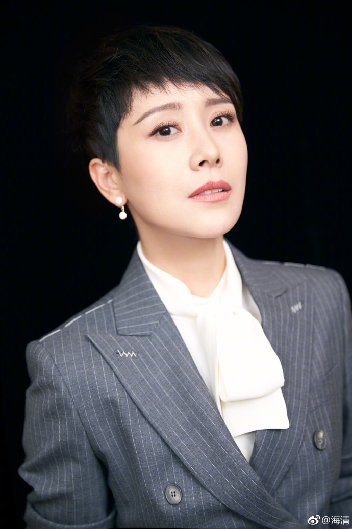 组图:海清现身论坛活动 短发配西装优雅干练展现知性美