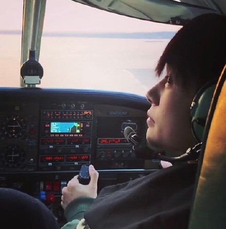 组图易烊千玺纽约变身酷炫机长驾驶姿态专业被赞大佬