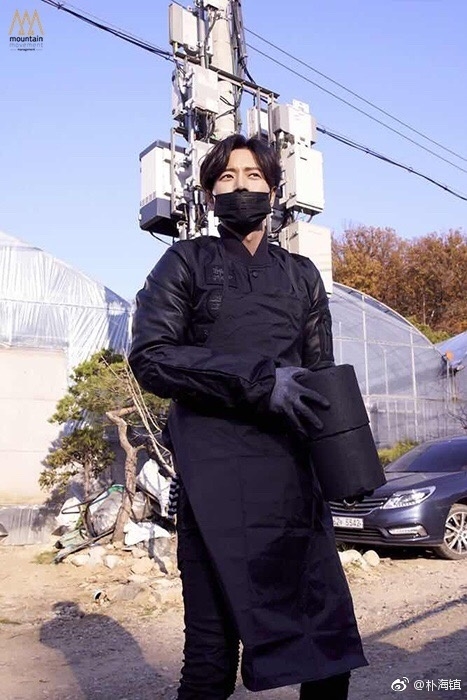 组图:朴海镇化身搬煤王子 身材修长一双筷子腿令人羡慕