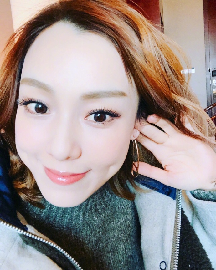 范玮琪晒自拍红唇抢眼被追问色号