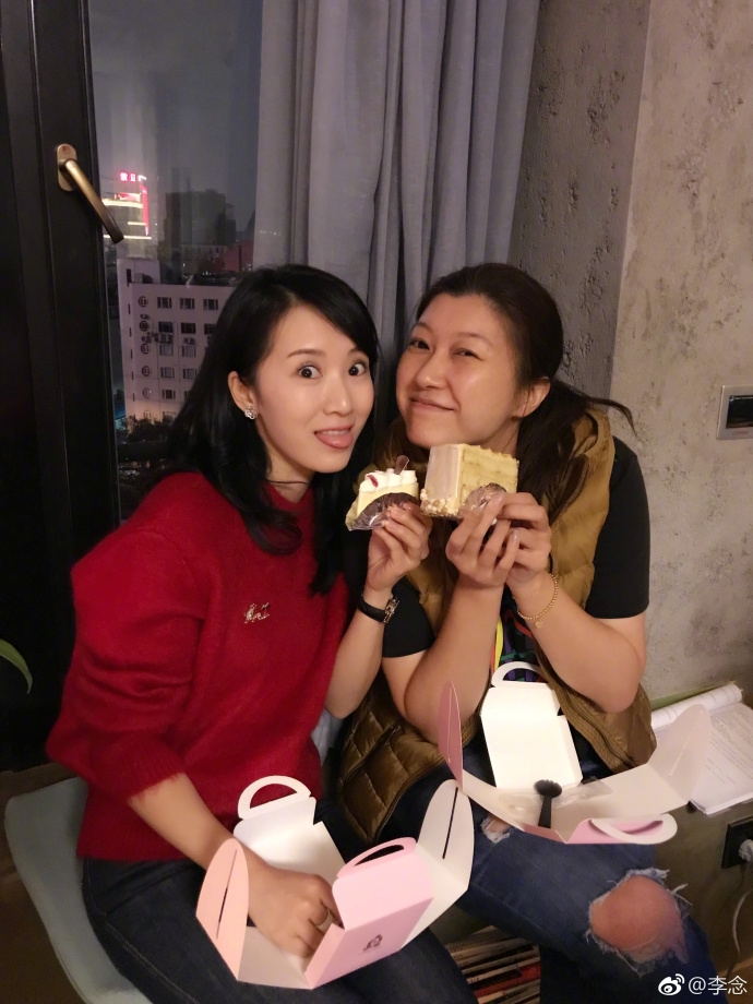 组图:辣妈佟丽娅李念闺蜜聚会 吃甜品玩亲亲很欢乐