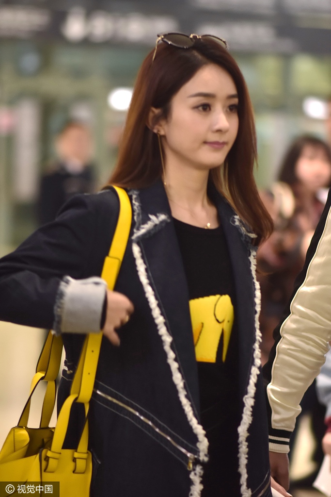 赵丽颖御姐look范儿现身机场 手拿玩偶暴露少女心