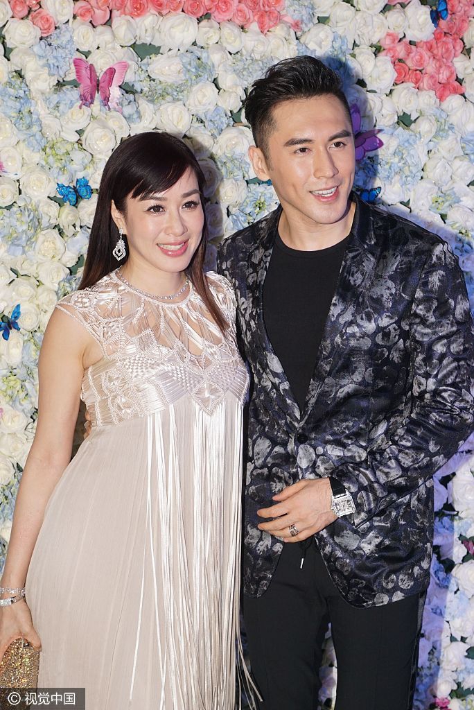 组图:钟丽缇流苏裙珠圆玉润与老公秀恩爱