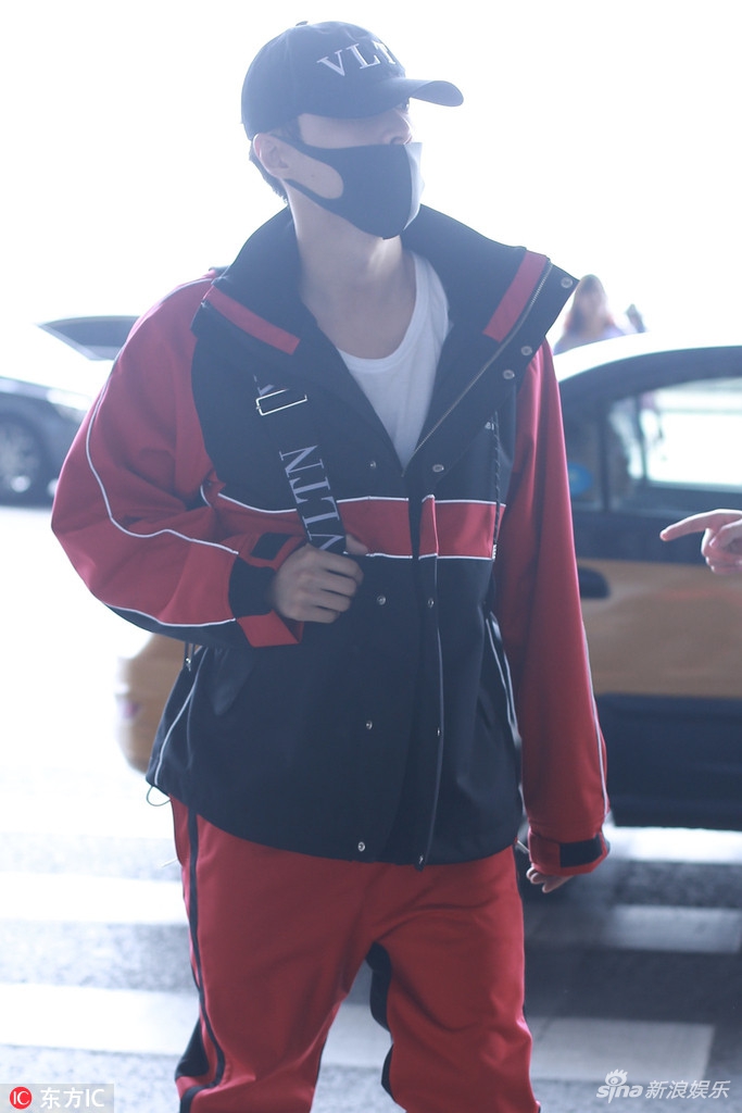 组图:张艺兴红黑运动套装酷劲十足 助理贴身保护严防死守