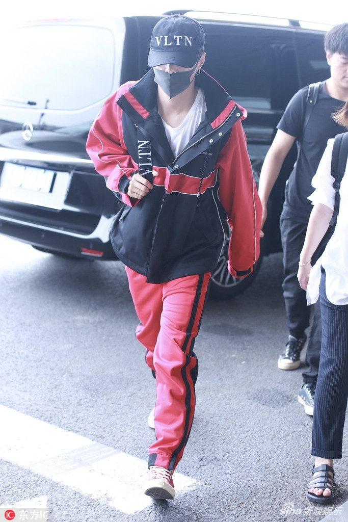 组图:张艺兴红黑运动套装酷劲十足 助理贴身保护严防死守