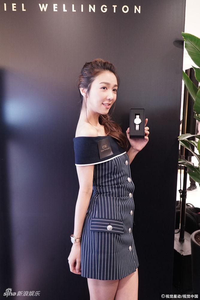 组图:36岁薛凯琪童颜好身材 扭腰挺胸拗出s型曲线_高清图集_新浪网