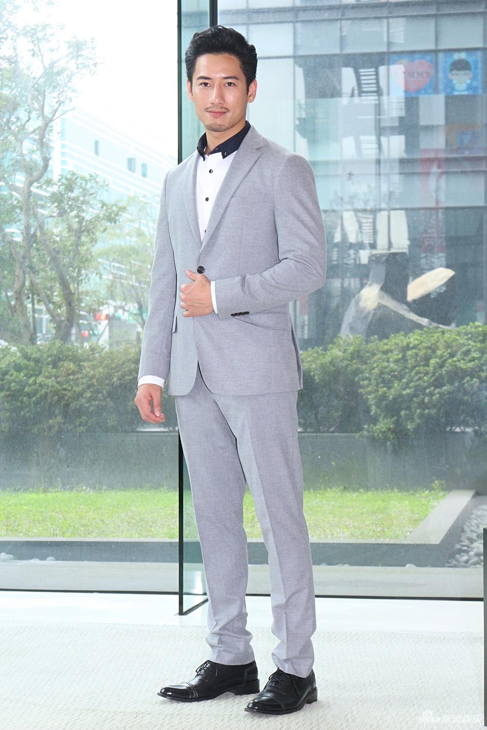 组图:江祖平前后任男友比露身材 豆花妹化身短发女打仔