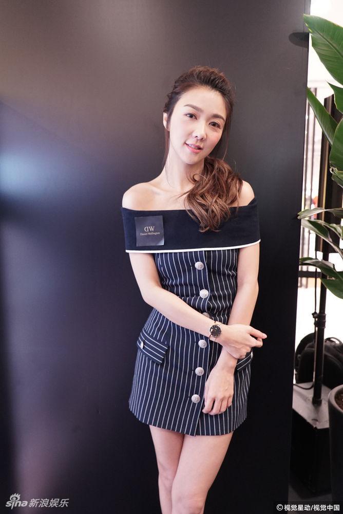 新浪娱乐讯 薛凯琪短裙现身大秀香肩美腿,透露正在为个唱彩排.