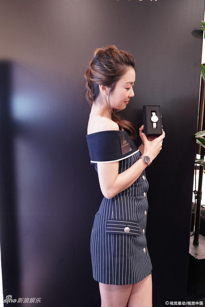 新浪娱乐讯 薛凯琪短裙现身大秀香肩美腿,透露正在为个唱彩排.