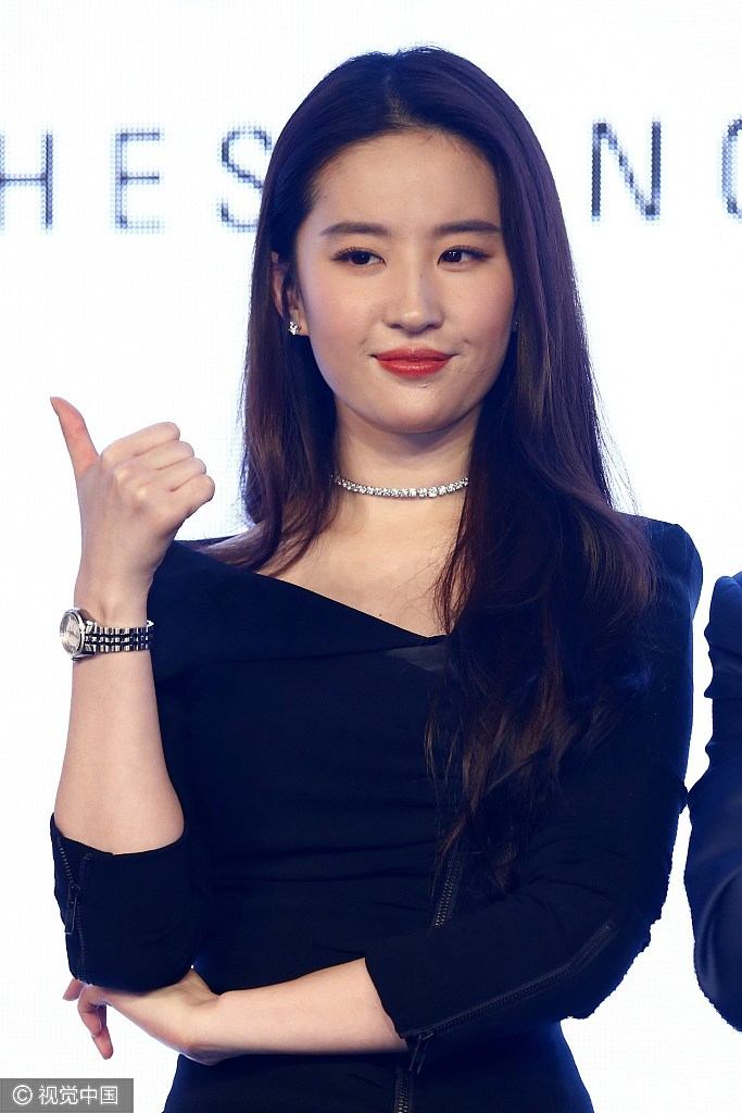 刘亦菲又发福浓妆咧嘴笑出褶